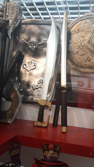 Katana y espada de orco.